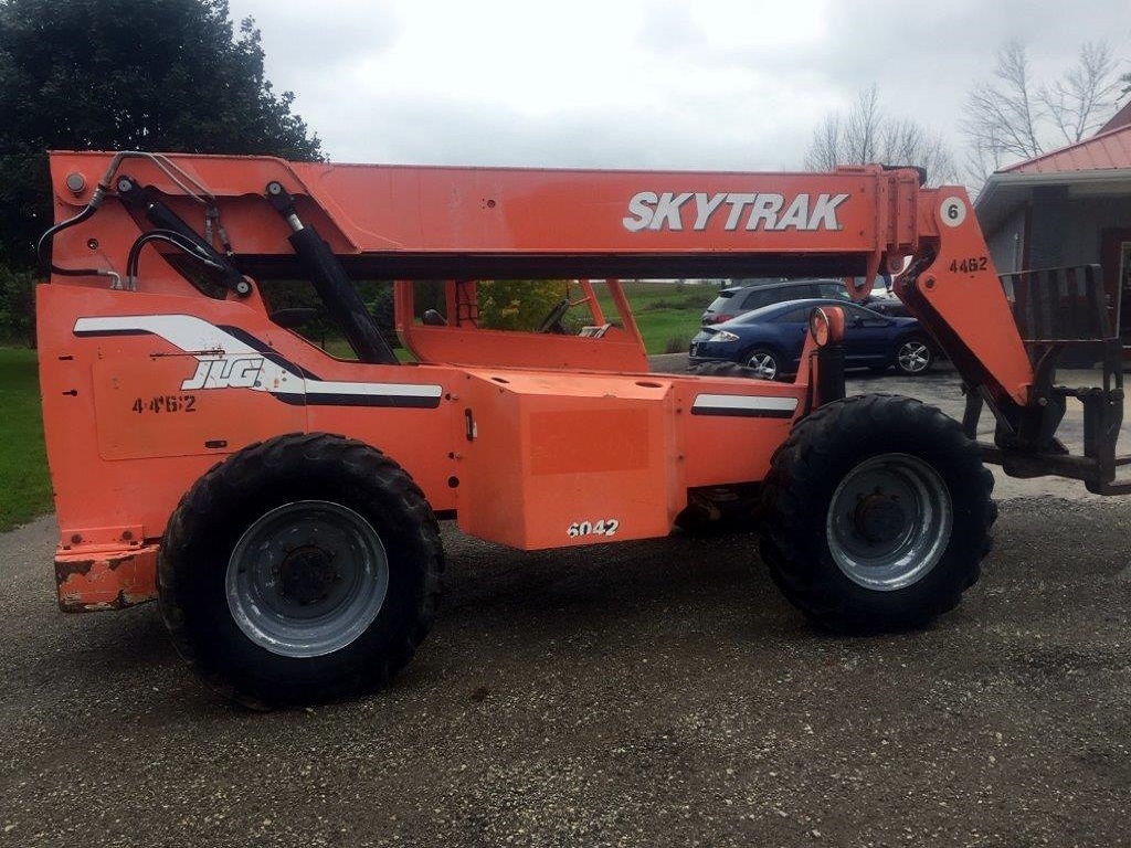 Side View of Skytrak Telehandler Model 6042 Used Skytrak Telehandler Model 6042