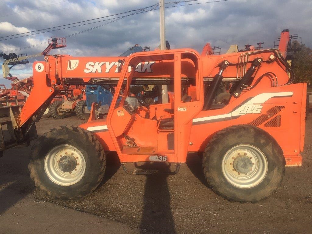 Side View of JLG/Skytrak 6036 Legacy Telehandler Pre-owned 6036 JLG Skytrak Telehandler for Sale in WI