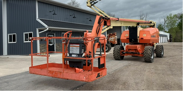 2010 JLG 800AJ Boom Lift front view