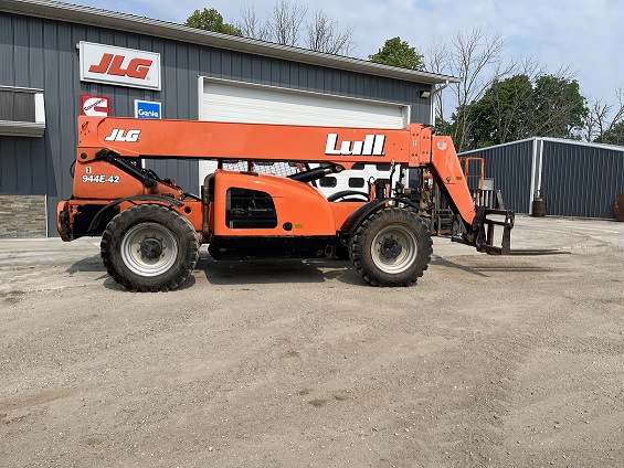 2005 LULL 944E-42 Telehandler side 2005 LULL 944E-42 Telehandler side