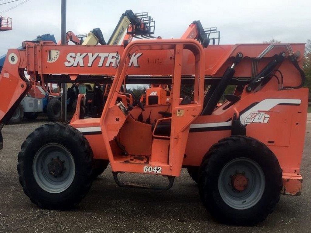 Side View of 6042 Skytrak Telehandler Pre-owned 6042 Skytrak Telehandler for Sale in WI
