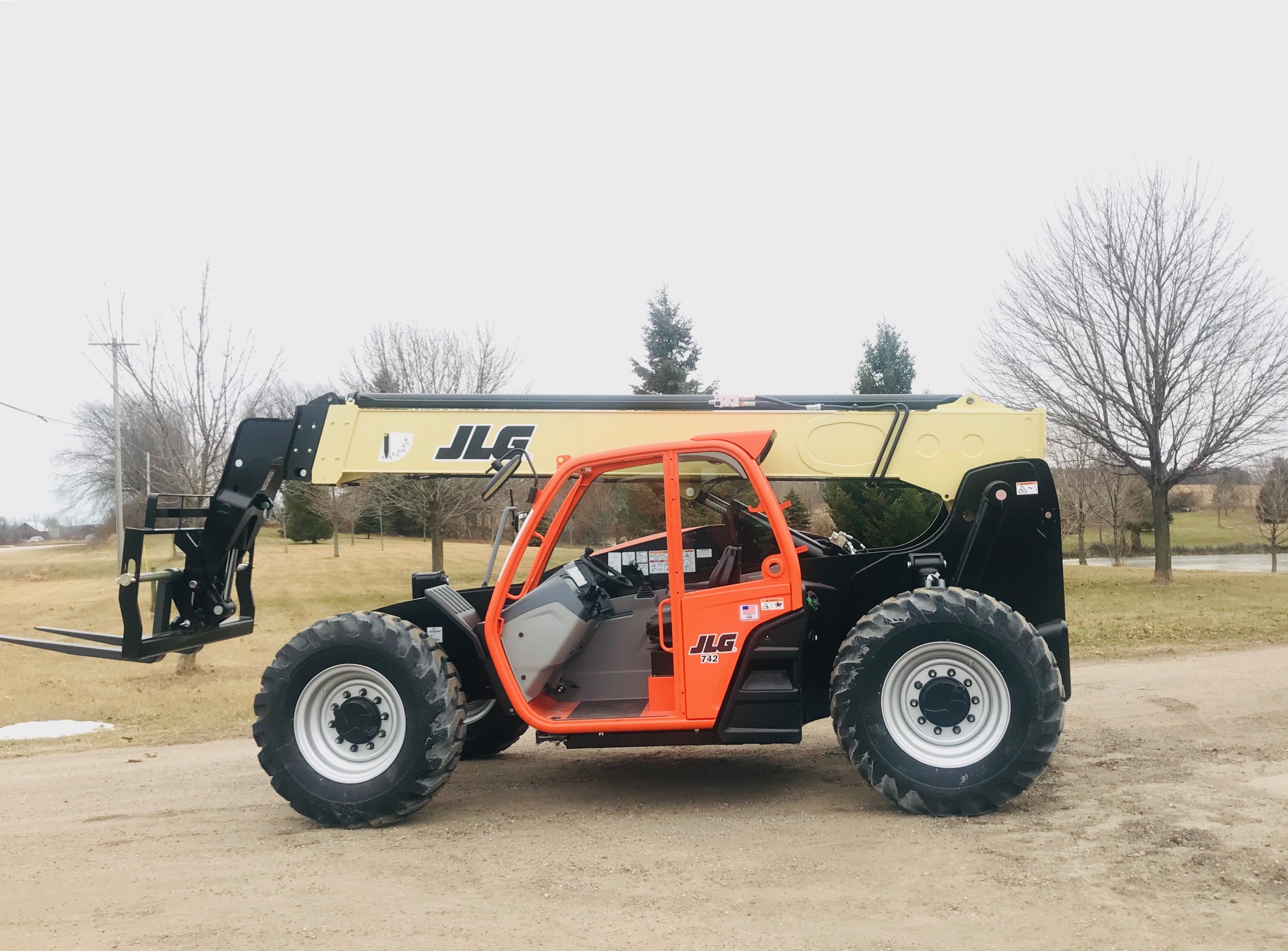 JLG 742 information and brochure